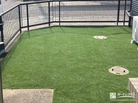 土のお庭を人工芝でお手入れいらずの空間にリフォームした工事