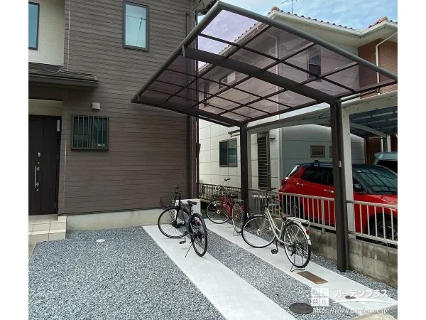 タイヤが沈みにくいようコンクリートを打設した駐車スペース工事