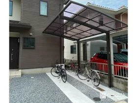 タイヤが沈みにくいようコンクリートを打設した駐車スペース工事