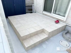 暮らしを広げる、広々タイルデッキのあるお庭[施工後]