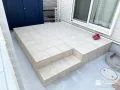 暮らしを広げる、広々タイルデッキのあるお庭