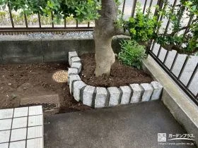 ピンコロ石で可愛らしい印象に仕上げた植栽スペース[施工後]