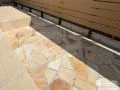 天然石のグラデーションが映える、明るい乱形石テラス
