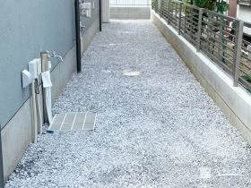 雑草を抑えてすっきり清潔に保つ犬走り[施工後]