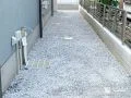 雑草を抑えてすっきり清潔に保つ犬走り