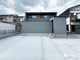 グレーで統一した上質モダンな新築外構