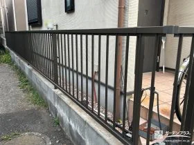 隣地との境界をすっきりとした印象で区切る縦格子フェンス工事