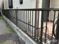 隣地との境界をすっきりとした印象で区切る縦格子フェンス工事