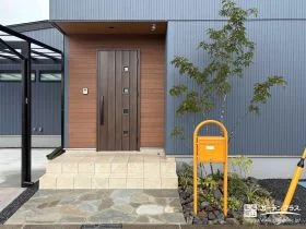 色と素材で遊ぶ、ナチュラルモダンな玄関まわり[施工後]