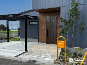 植栽の柔らかさと素材の質感が映える上質なモダンな新築外構