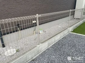 圧迫感を与えないメッシュフェンスで境界を明確化[施工後]