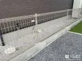 圧迫感を与えないメッシュフェンスで境界を明確化