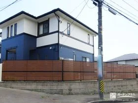 ナチュラルな木調フェンスでお住まいを包む温かみのある外構工事