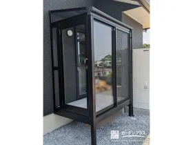 ブラックフレームが引き立つスタイリッシュなテラス囲い工事
