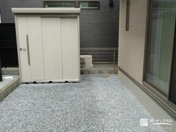 ホワイトの上品な物置を設置しお庭に収納力をプラスした工事