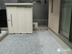 ホワイトの上品な物置を設置しお庭に収納力をプラスした工事