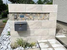 天然石のアクセントが際立つ上質な門まわり[施工後]