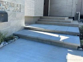 軽やかに玄関へ導く、浮き階段のアプローチ[施工後]