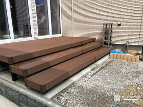 家族でくつろげる、木目に癒されるリウッドデッキ[施工後]