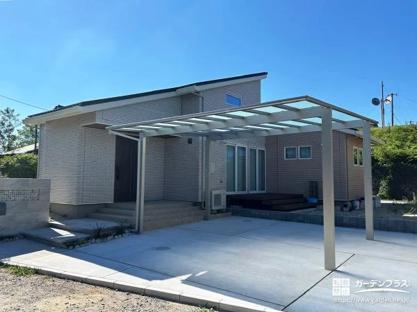 天然石のモザイクタイルがアクセントの新築外構