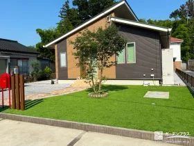 お庭を明るく彩りローメンテナンスに仕上げた人工芝の敷設工事
