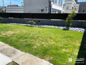緑と石のコントラストが映える、心地よい主庭空間[施工後]