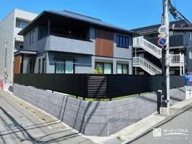道路沿いの視線をカットするスタイリッシュな目隠しフェンス[施工後]