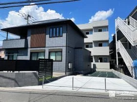 グレー外壁に調和するシンプルモダンな新築外構