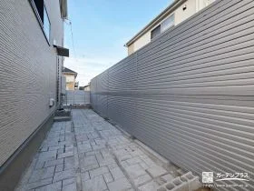 敷地境界をスタイリッシュに仕切る快適な目隠しフェンス工事