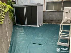人工芝敷設に向けた下地づくりとしての防草シート敷設工事
