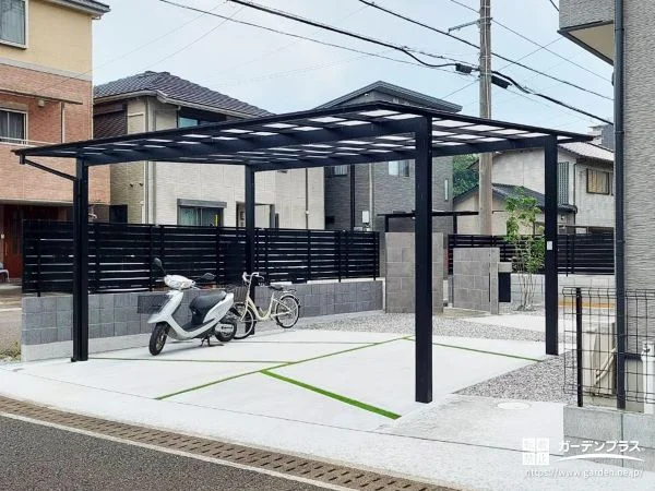 緑のラインがアクセントとなる駐車スペース