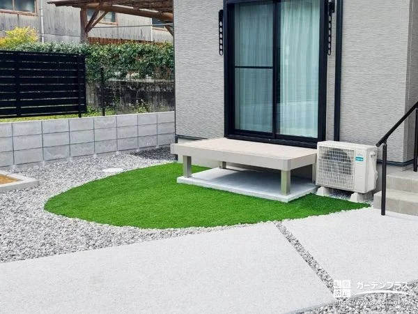 丸い人工芝がやさしく彩るテラス周り