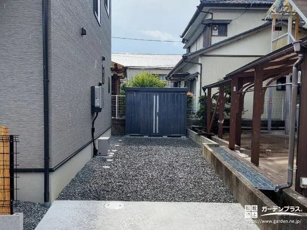 敷地奥に便利な収納を確保するおしゃれな物置