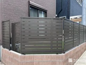 フェンスと門扉の設置によりお子様がのびのびと過ごせるお庭工事