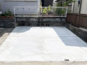駐車スペースをスムーズにお車を出し入れできる空間に整えた工事