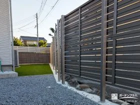 高さと抜け感を両立した、独立基礎の目隠しフェンス[施工後]