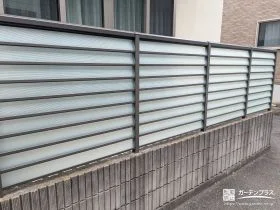 光を程よく通し明るい印象を保つ樹脂目隠しフェンスの設置工事