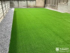 砂利を周囲に敷くことで排水性を向上した人工芝が映えるお庭工事