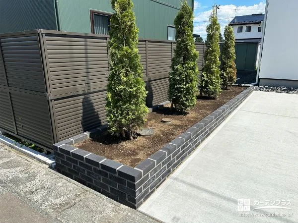 落ち着きのあるおしゃれなレンガでつくる花壇