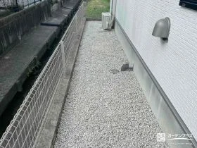 防草シートと白河砂利で仕上げた清潔感のある犬走りの工事