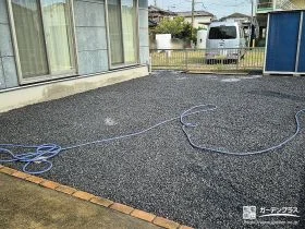 防草シートと砂利の敷設でお手入れがより快適になった工事