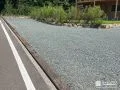 ナチュラルな枕木の見切りを施工し砂利の流出を防いだ工事