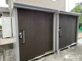 シックなブラウンの扉が美しい物置