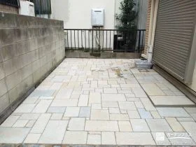 お子様も快適に遊べる可愛らしい石張りで仕上げたお庭工事