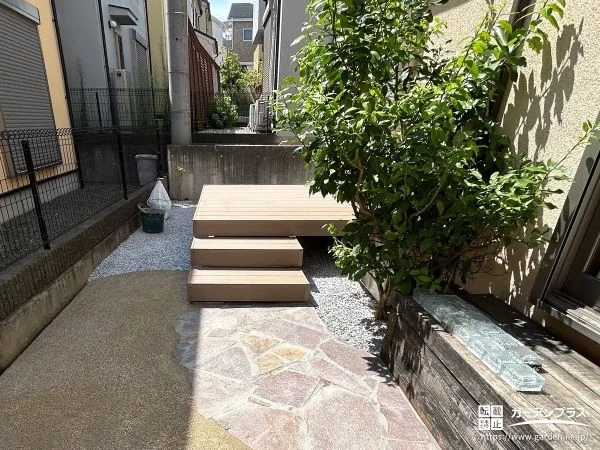 ウッドデッキと乱形石張りで心地よい空間に仕上げたお庭工事
