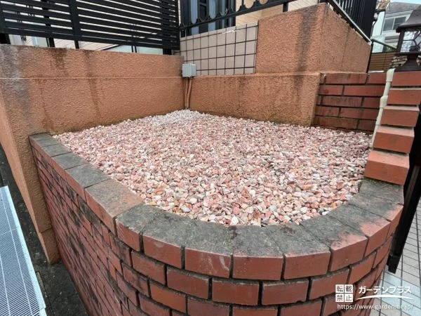 温かみのあるカラーの砂利で雑草対策をした植栽スペース