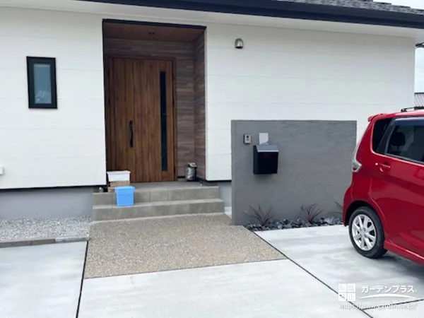 グレーの塗り壁が映えるナチュラルモダンな玄関まわり