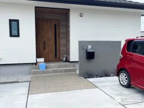 グレーの塗り壁が映えるナチュラルモダンな玄関まわり[施工後]