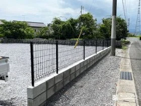 広い敷地を囲う安心の境界フェンス[施工後]