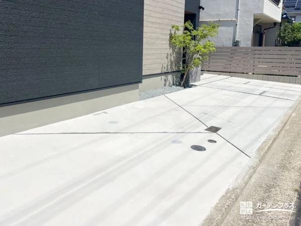斜めラインが映えるスタイリッシュな駐車スペース